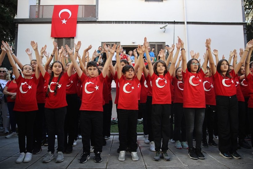 Türkiye iliklerine kadar Cumhuriyet'i kutluyor! Nereye baksan kırmızı-beyaz! 🤍❤️Meydanlarda 7'den 70'e 100. yıl coşkusu - Resim: 125