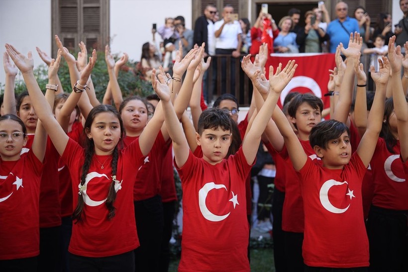 Türkiye iliklerine kadar Cumhuriyet'i kutluyor! Nereye baksan kırmızı-beyaz! 🤍❤️Meydanlarda 7'den 70'e 100. yıl coşkusu - Resim: 128