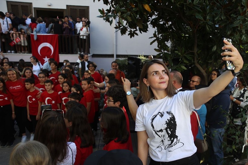 Türkiye iliklerine kadar Cumhuriyet'i kutluyor! Nereye baksan kırmızı-beyaz! 🤍❤️Meydanlarda 7'den 70'e 100. yıl coşkusu - Resim: 131