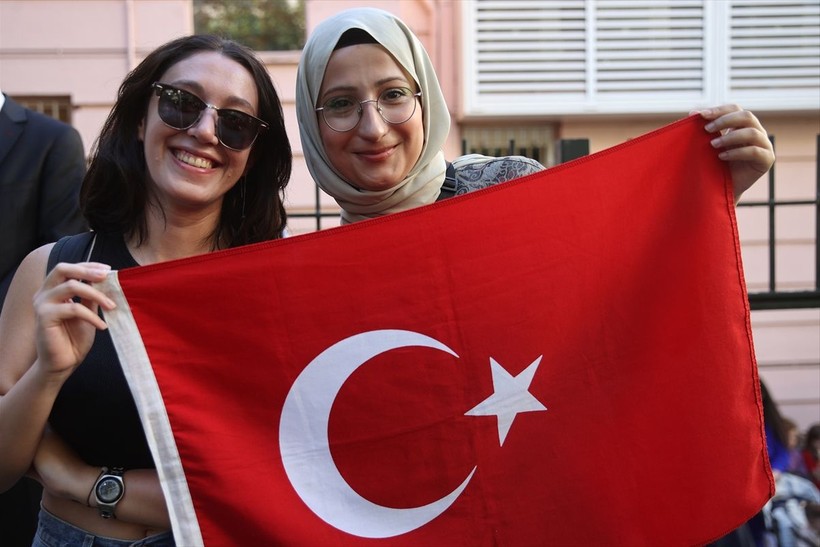Türkiye iliklerine kadar Cumhuriyet'i kutluyor! Nereye baksan kırmızı-beyaz! 🤍❤️Meydanlarda 7'den 70'e 100. yıl coşkusu - Resim: 133