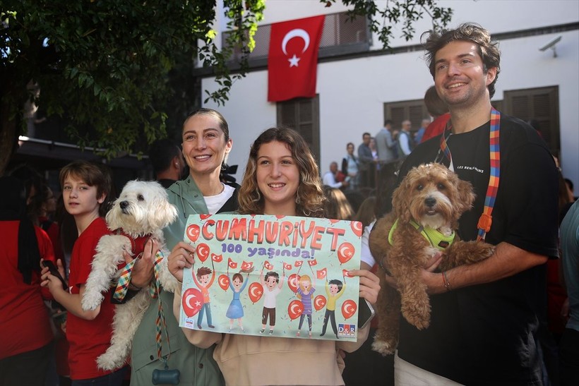Türkiye iliklerine kadar Cumhuriyet'i kutluyor! Nereye baksan kırmızı-beyaz! 🤍❤️Meydanlarda 7'den 70'e 100. yıl coşkusu - Resim: 134