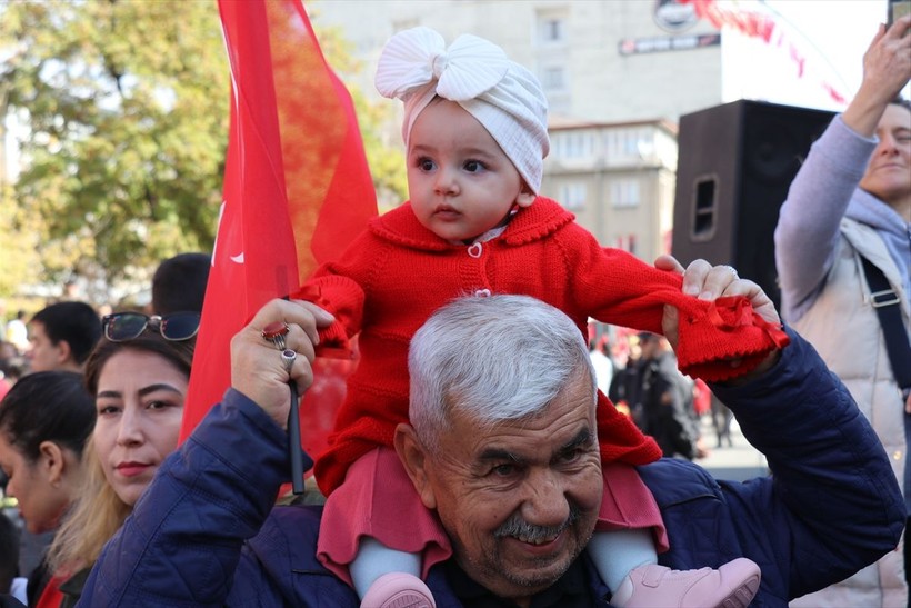 Türkiye iliklerine kadar Cumhuriyet'i kutluyor! Nereye baksan kırmızı-beyaz! 🤍❤️Meydanlarda 7'den 70'e 100. yıl coşkusu - Resim: 138