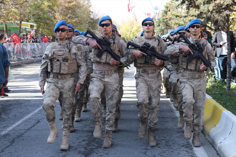 Türkiye iliklerine kadar Cumhuriyet'i kutluyor! Nereye baksan kırmızı-beyaz! 🤍❤️Meydanlarda 7'den 70'e 100. yıl coşkusu - Resim: 139