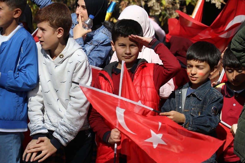 Türkiye iliklerine kadar Cumhuriyet'i kutluyor! Nereye baksan kırmızı-beyaz! 🤍❤️Meydanlarda 7'den 70'e 100. yıl coşkusu - Resim: 140