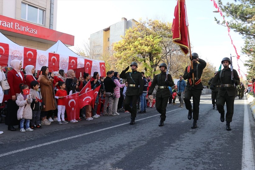 Türkiye iliklerine kadar Cumhuriyet'i kutluyor! Nereye baksan kırmızı-beyaz! 🤍❤️Meydanlarda 7'den 70'e 100. yıl coşkusu - Resim: 141