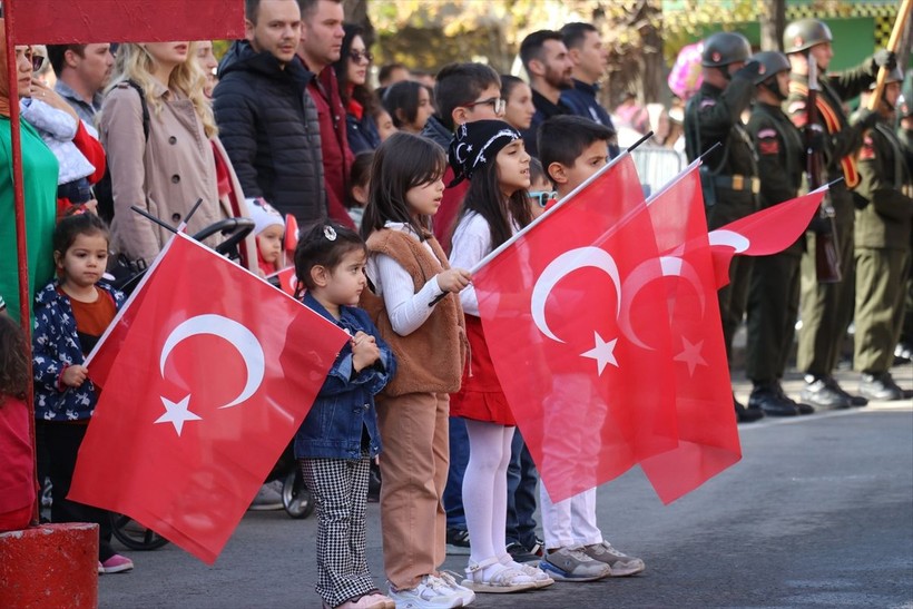 Türkiye iliklerine kadar Cumhuriyet'i kutluyor! Nereye baksan kırmızı-beyaz! 🤍❤️Meydanlarda 7'den 70'e 100. yıl coşkusu - Resim: 142