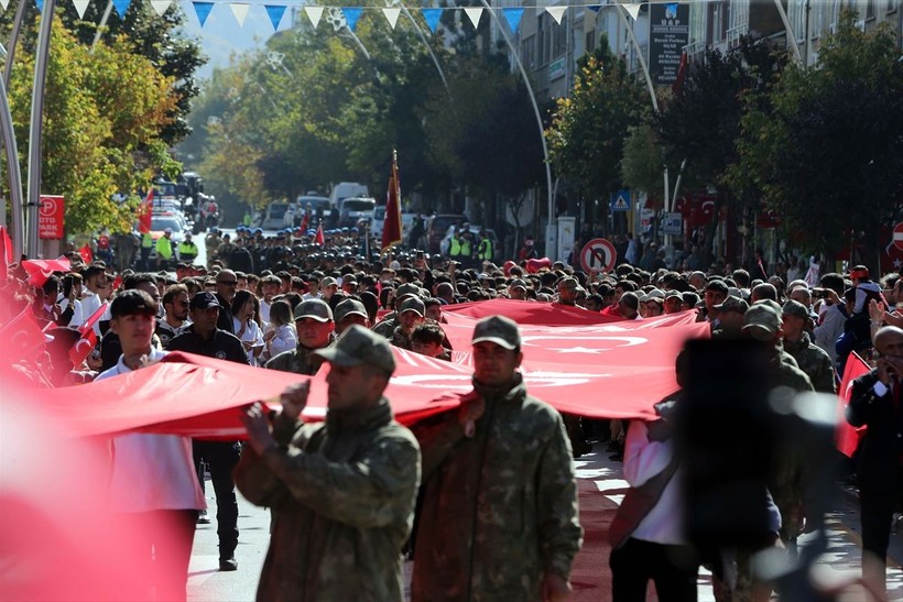 Türkiye iliklerine kadar Cumhuriyet'i kutluyor! Nereye baksan kırmızı-beyaz! 🤍❤️Meydanlarda 7'den 70'e 100. yıl coşkusu - Resim: 144