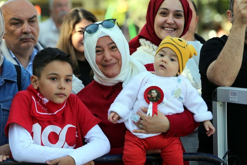 Türkiye iliklerine kadar Cumhuriyet'i kutluyor! Nereye baksan kırmızı-beyaz! 🤍❤️Meydanlarda 7'den 70'e 100. yıl coşkusu - Resim: 145