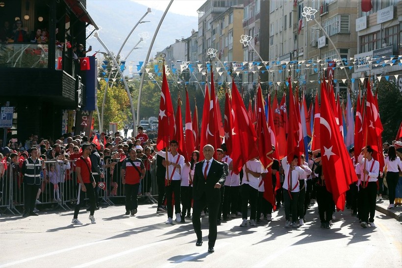 Türkiye iliklerine kadar Cumhuriyet'i kutluyor! Nereye baksan kırmızı-beyaz! 🤍❤️Meydanlarda 7'den 70'e 100. yıl coşkusu - Resim: 146