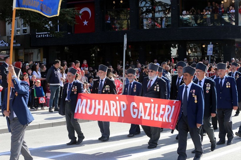 Türkiye iliklerine kadar Cumhuriyet'i kutluyor! Nereye baksan kırmızı-beyaz! 🤍❤️Meydanlarda 7'den 70'e 100. yıl coşkusu - Resim: 150
