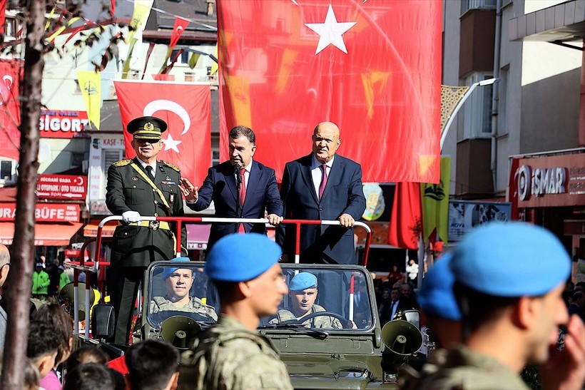Türkiye iliklerine kadar Cumhuriyet'i kutluyor! Nereye baksan kırmızı-beyaz! 🤍❤️Meydanlarda 7'den 70'e 100. yıl coşkusu - Resim: 152