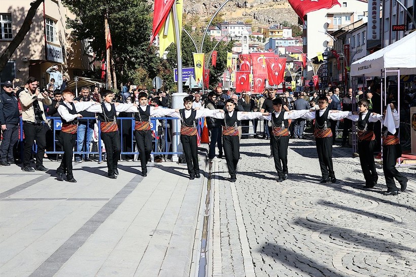 Türkiye iliklerine kadar Cumhuriyet'i kutluyor! Nereye baksan kırmızı-beyaz! 🤍❤️Meydanlarda 7'den 70'e 100. yıl coşkusu - Resim: 153