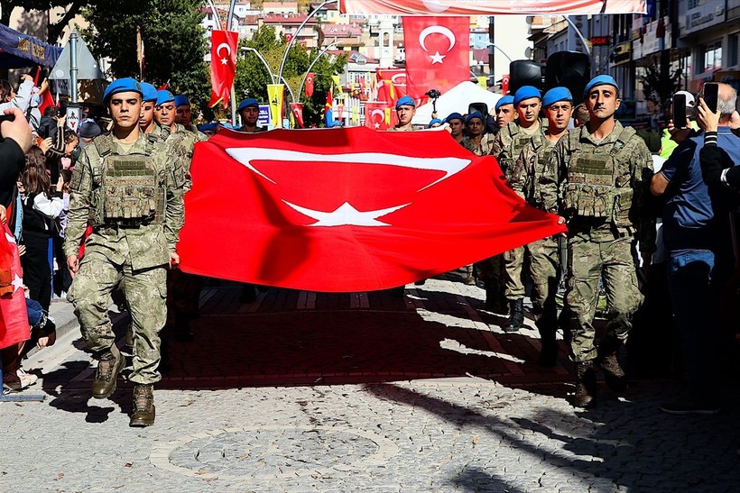 Türkiye iliklerine kadar Cumhuriyet'i kutluyor! Nereye baksan kırmızı-beyaz! 🤍❤️Meydanlarda 7'den 70'e 100. yıl coşkusu - Resim: 154