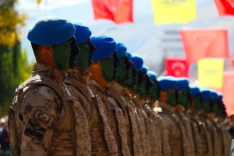 Türkiye iliklerine kadar Cumhuriyet'i kutluyor! Nereye baksan kırmızı-beyaz! 🤍❤️Meydanlarda 7'den 70'e 100. yıl coşkusu - Resim: 157
