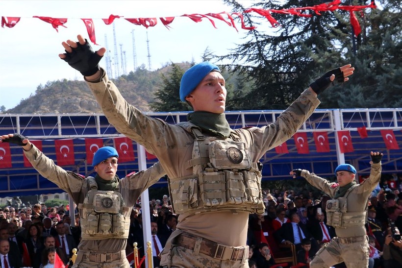 Türkiye iliklerine kadar Cumhuriyet'i kutluyor! Nereye baksan kırmızı-beyaz! 🤍❤️Meydanlarda 7'den 70'e 100. yıl coşkusu - Resim: 158