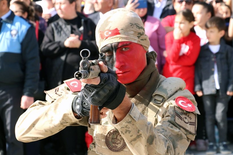 Türkiye iliklerine kadar Cumhuriyet'i kutluyor! Nereye baksan kırmızı-beyaz! 🤍❤️Meydanlarda 7'den 70'e 100. yıl coşkusu - Resim: 160
