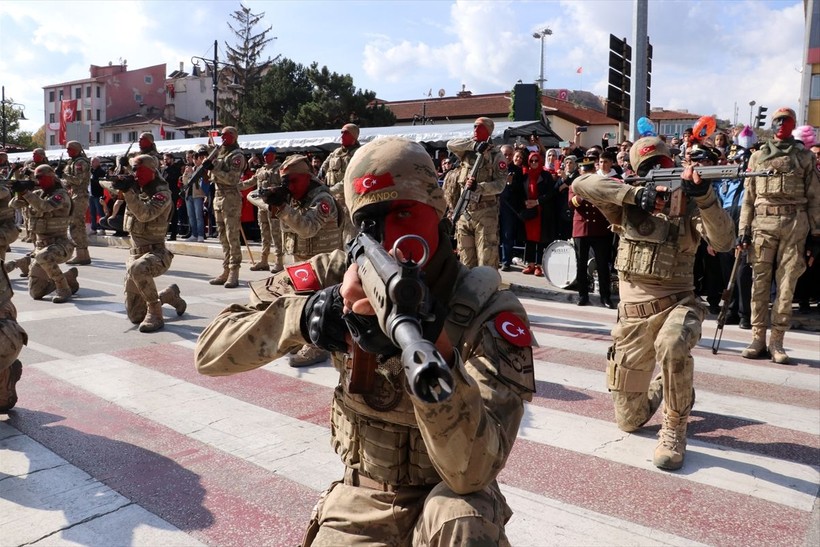 Türkiye iliklerine kadar Cumhuriyet'i kutluyor! Nereye baksan kırmızı-beyaz! 🤍❤️Meydanlarda 7'den 70'e 100. yıl coşkusu - Resim: 162