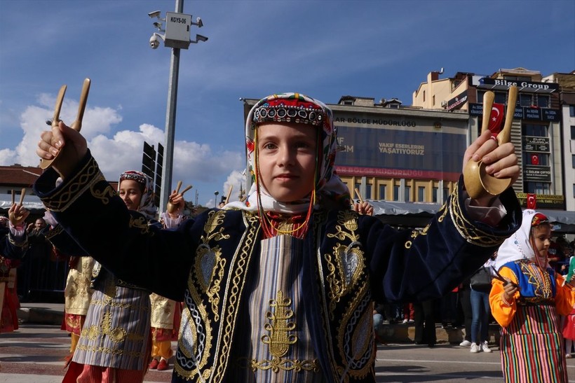 Türkiye iliklerine kadar Cumhuriyet'i kutluyor! Nereye baksan kırmızı-beyaz! 🤍❤️Meydanlarda 7'den 70'e 100. yıl coşkusu - Resim: 163