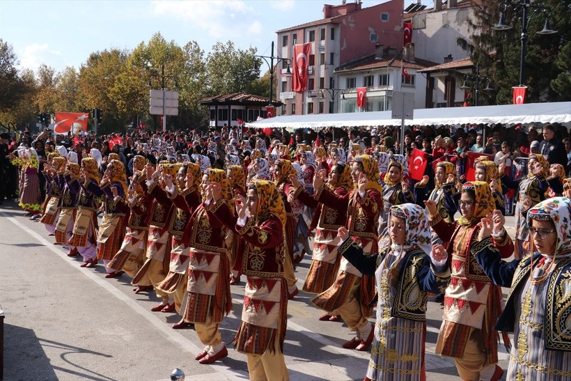 Türkiye iliklerine kadar Cumhuriyet'i kutluyor! Nereye baksan kırmızı-beyaz! 🤍❤️Meydanlarda 7'den 70'e 100. yıl coşkusu - Resim: 164