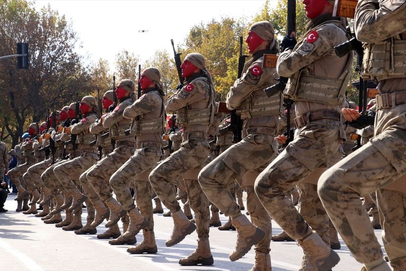 Türkiye iliklerine kadar Cumhuriyet'i kutluyor! Nereye baksan kırmızı-beyaz! 🤍❤️Meydanlarda 7'den 70'e 100. yıl coşkusu - Resim: 169
