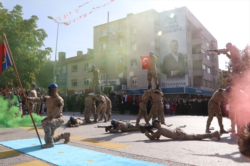 Türkiye iliklerine kadar Cumhuriyet'i kutluyor! Nereye baksan kırmızı-beyaz! 🤍❤️Meydanlarda 7'den 70'e 100. yıl coşkusu - Resim: 180