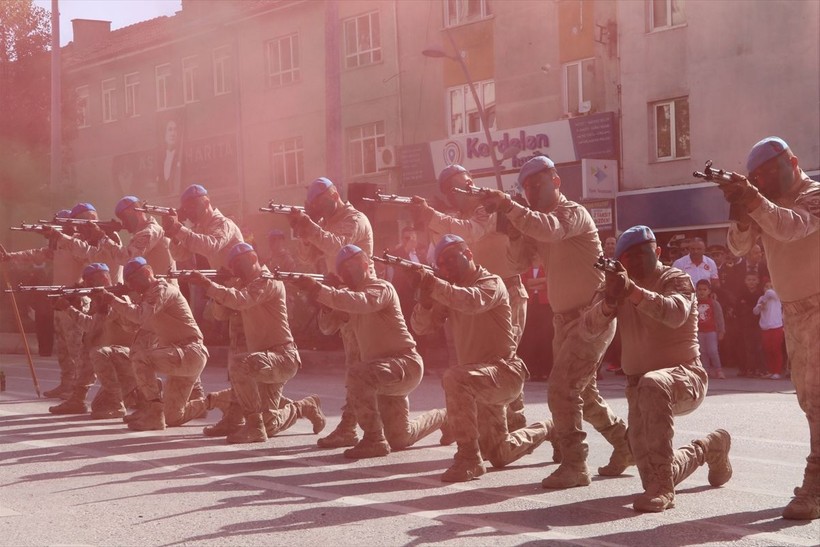 Türkiye iliklerine kadar Cumhuriyet'i kutluyor! Nereye baksan kırmızı-beyaz! 🤍❤️Meydanlarda 7'den 70'e 100. yıl coşkusu - Resim: 181