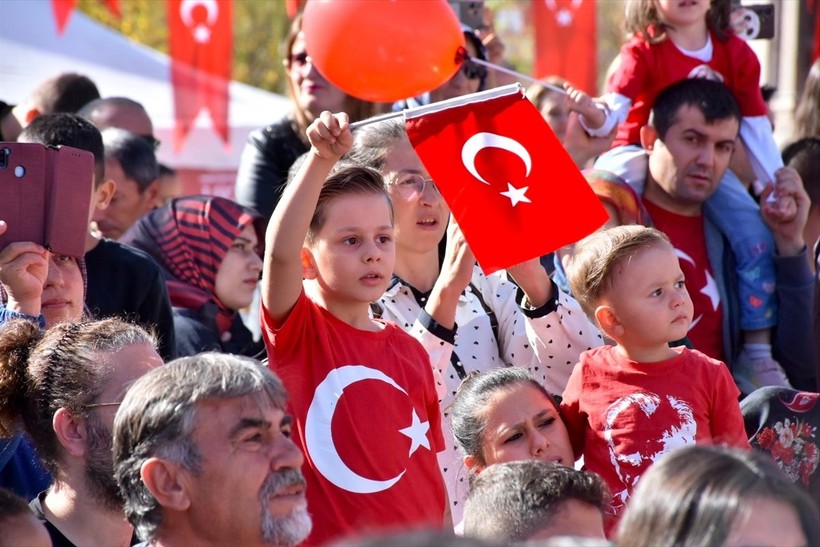 Türkiye iliklerine kadar Cumhuriyet'i kutluyor! Nereye baksan kırmızı-beyaz! 🤍❤️Meydanlarda 7'den 70'e 100. yıl coşkusu - Resim: 184