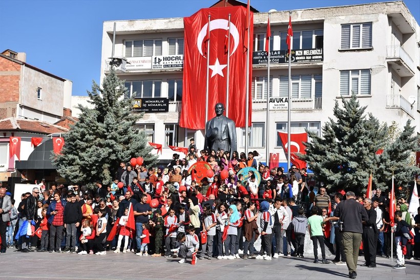 Türkiye iliklerine kadar Cumhuriyet'i kutluyor! Nereye baksan kırmızı-beyaz! 🤍❤️Meydanlarda 7'den 70'e 100. yıl coşkusu - Resim: 185
