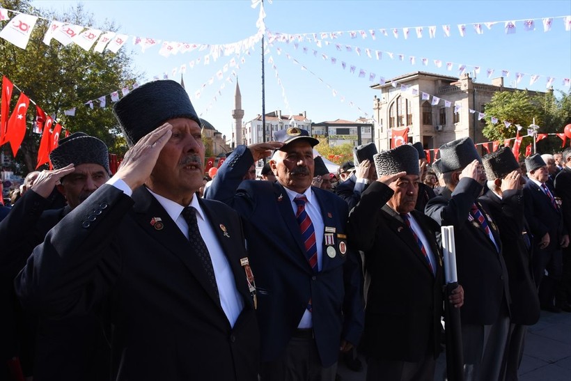 Türkiye iliklerine kadar Cumhuriyet'i kutluyor! Nereye baksan kırmızı-beyaz! 🤍❤️Meydanlarda 7'den 70'e 100. yıl coşkusu - Resim: 187