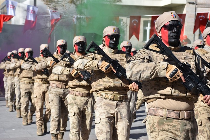 Türkiye iliklerine kadar Cumhuriyet'i kutluyor! Nereye baksan kırmızı-beyaz! 🤍❤️Meydanlarda 7'den 70'e 100. yıl coşkusu - Resim: 188