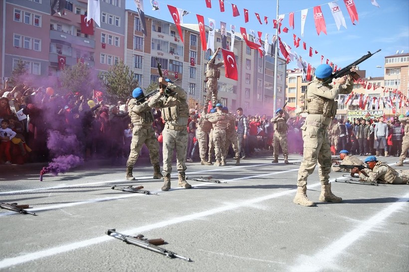 Türkiye iliklerine kadar Cumhuriyet'i kutluyor! Nereye baksan kırmızı-beyaz! 🤍❤️Meydanlarda 7'den 70'e 100. yıl coşkusu - Resim: 191