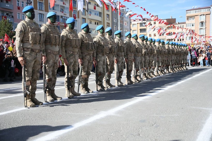 Türkiye iliklerine kadar Cumhuriyet'i kutluyor! Nereye baksan kırmızı-beyaz! 🤍❤️Meydanlarda 7'den 70'e 100. yıl coşkusu - Resim: 192