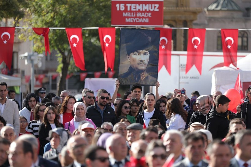 Türkiye iliklerine kadar Cumhuriyet'i kutluyor! Nereye baksan kırmızı-beyaz! 🤍❤️Meydanlarda 7'den 70'e 100. yıl coşkusu - Resim: 213