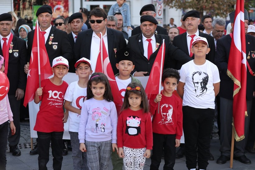 Türkiye iliklerine kadar Cumhuriyet'i kutluyor! Nereye baksan kırmızı-beyaz! 🤍❤️Meydanlarda 7'den 70'e 100. yıl coşkusu - Resim: 214