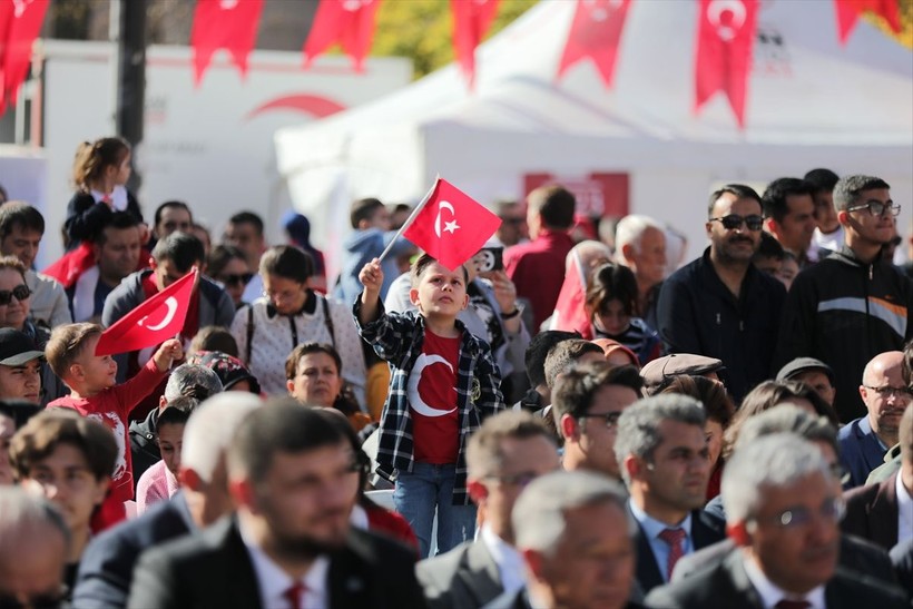 Türkiye iliklerine kadar Cumhuriyet'i kutluyor! Nereye baksan kırmızı-beyaz! 🤍❤️Meydanlarda 7'den 70'e 100. yıl coşkusu - Resim: 215