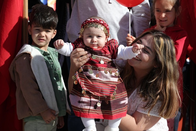 Türkiye iliklerine kadar Cumhuriyet'i kutluyor! Nereye baksan kırmızı-beyaz! 🤍❤️Meydanlarda 7'den 70'e 100. yıl coşkusu - Resim: 216