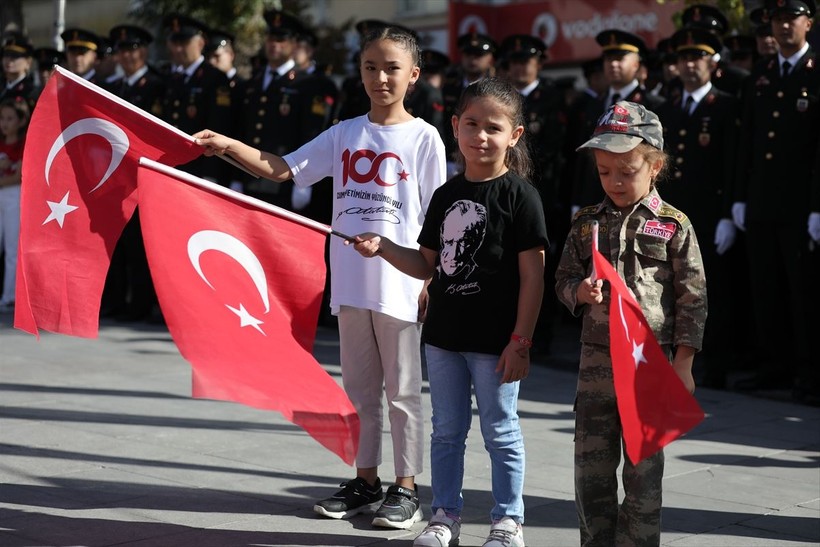 Türkiye iliklerine kadar Cumhuriyet'i kutluyor! Nereye baksan kırmızı-beyaz! 🤍❤️Meydanlarda 7'den 70'e 100. yıl coşkusu - Resim: 217