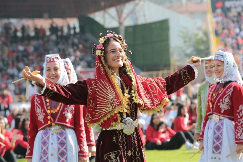 Türkiye iliklerine kadar Cumhuriyet'i kutluyor! Nereye baksan kırmızı-beyaz! 🤍❤️Meydanlarda 7'den 70'e 100. yıl coşkusu - Resim: 219