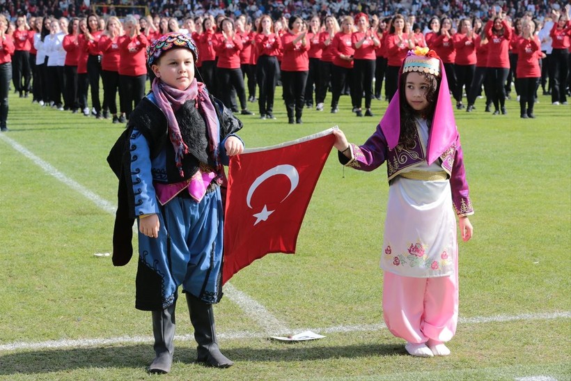 Türkiye iliklerine kadar Cumhuriyet'i kutluyor! Nereye baksan kırmızı-beyaz! 🤍❤️Meydanlarda 7'den 70'e 100. yıl coşkusu - Resim: 223