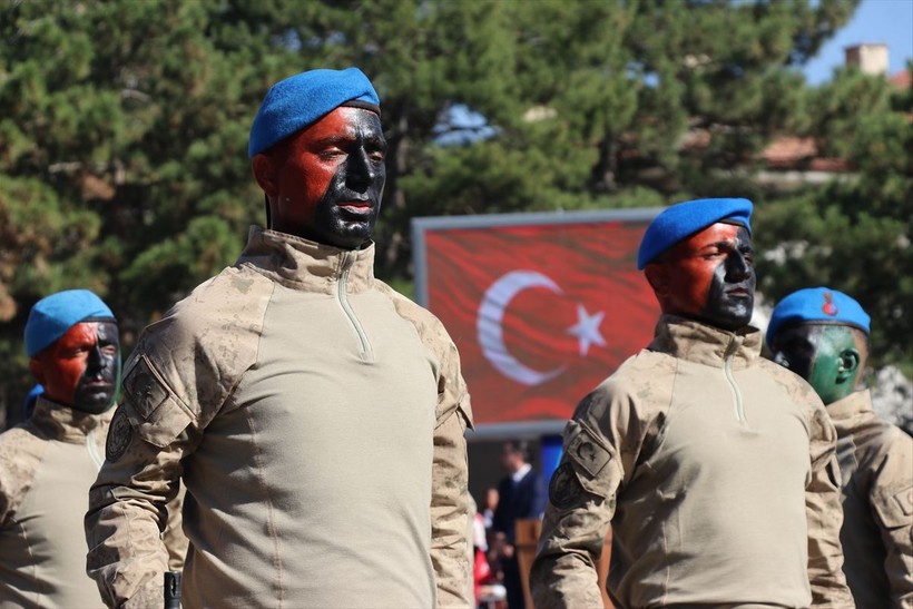 Türkiye iliklerine kadar Cumhuriyet'i kutluyor! Nereye baksan kırmızı-beyaz! 🤍❤️Meydanlarda 7'den 70'e 100. yıl coşkusu - Resim: 227