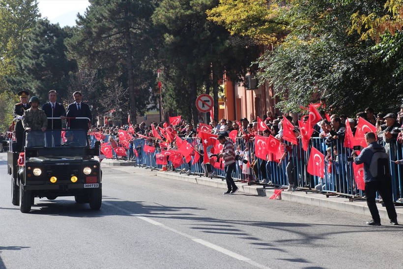 Türkiye iliklerine kadar Cumhuriyet'i kutluyor! Nereye baksan kırmızı-beyaz! 🤍❤️Meydanlarda 7'den 70'e 100. yıl coşkusu - Resim: 228
