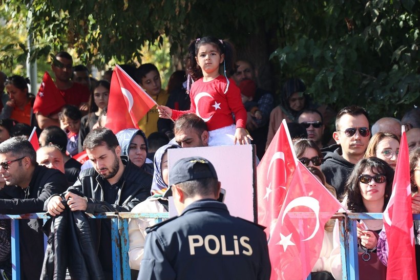 Türkiye iliklerine kadar Cumhuriyet'i kutluyor! Nereye baksan kırmızı-beyaz! 🤍❤️Meydanlarda 7'den 70'e 100. yıl coşkusu - Resim: 229