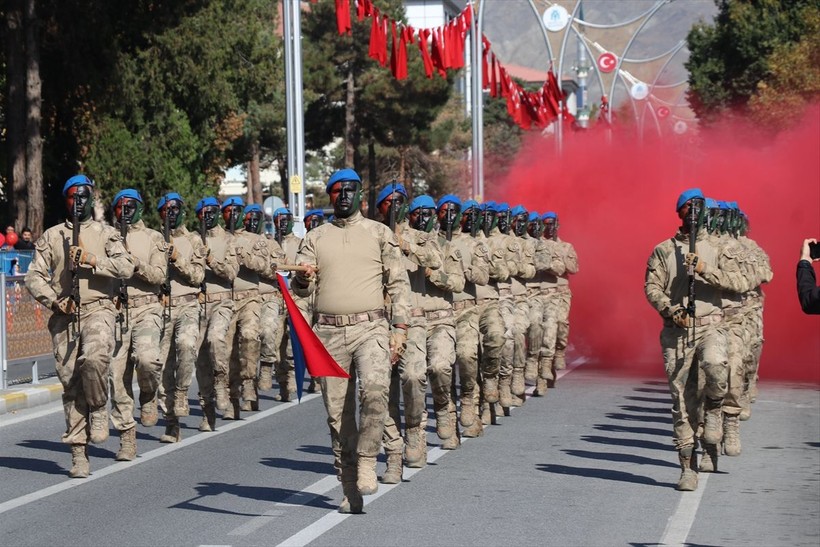 Türkiye iliklerine kadar Cumhuriyet'i kutluyor! Nereye baksan kırmızı-beyaz! 🤍❤️Meydanlarda 7'den 70'e 100. yıl coşkusu - Resim: 230
