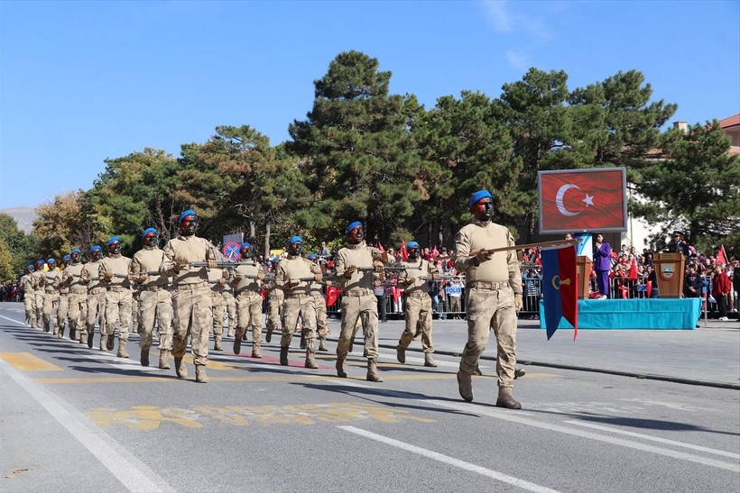 Türkiye iliklerine kadar Cumhuriyet'i kutluyor! Nereye baksan kırmızı-beyaz! 🤍❤️Meydanlarda 7'den 70'e 100. yıl coşkusu - Resim: 231