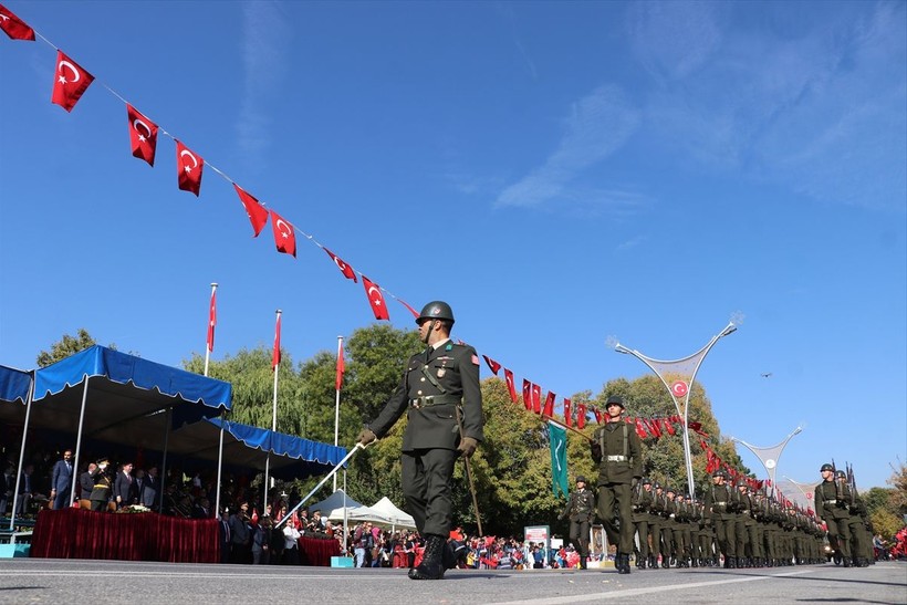 Türkiye iliklerine kadar Cumhuriyet'i kutluyor! Nereye baksan kırmızı-beyaz! 🤍❤️Meydanlarda 7'den 70'e 100. yıl coşkusu - Resim: 232