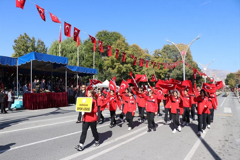 Türkiye iliklerine kadar Cumhuriyet'i kutluyor! Nereye baksan kırmızı-beyaz! 🤍❤️Meydanlarda 7'den 70'e 100. yıl coşkusu - Resim: 233