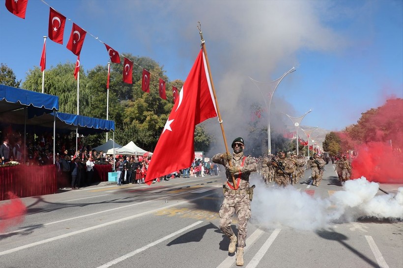Türkiye iliklerine kadar Cumhuriyet'i kutluyor! Nereye baksan kırmızı-beyaz! 🤍❤️Meydanlarda 7'den 70'e 100. yıl coşkusu - Resim: 234