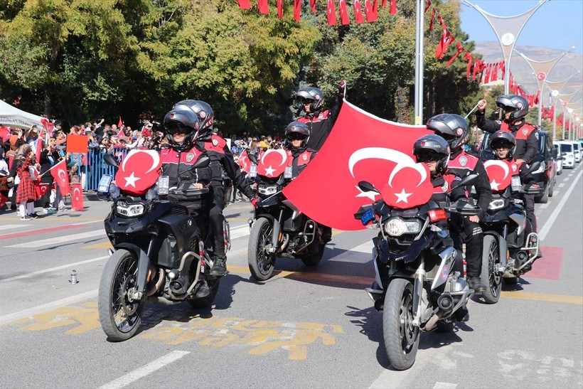 Türkiye iliklerine kadar Cumhuriyet'i kutluyor! Nereye baksan kırmızı-beyaz! 🤍❤️Meydanlarda 7'den 70'e 100. yıl coşkusu - Resim: 235