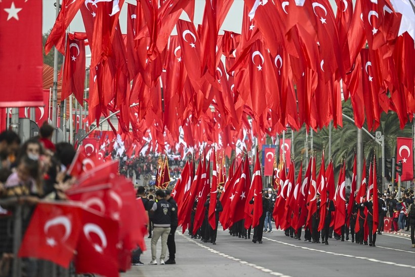 Türkiye iliklerine kadar Cumhuriyet'i kutluyor! Nereye baksan kırmızı-beyaz! 🤍❤️Meydanlarda 7'den 70'e 100. yıl coşkusu - Resim: 240
