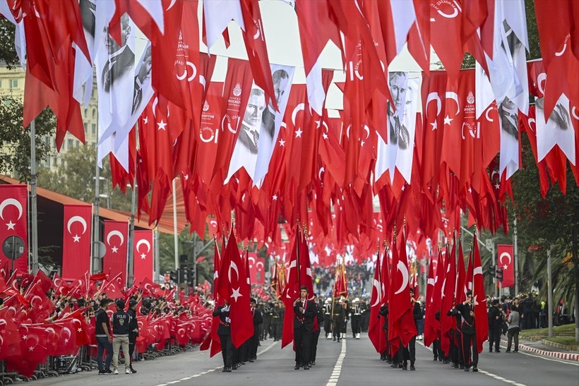 Türkiye iliklerine kadar Cumhuriyet'i kutluyor! Nereye baksan kırmızı-beyaz! 🤍❤️Meydanlarda 7'den 70'e 100. yıl coşkusu - Resim: 241